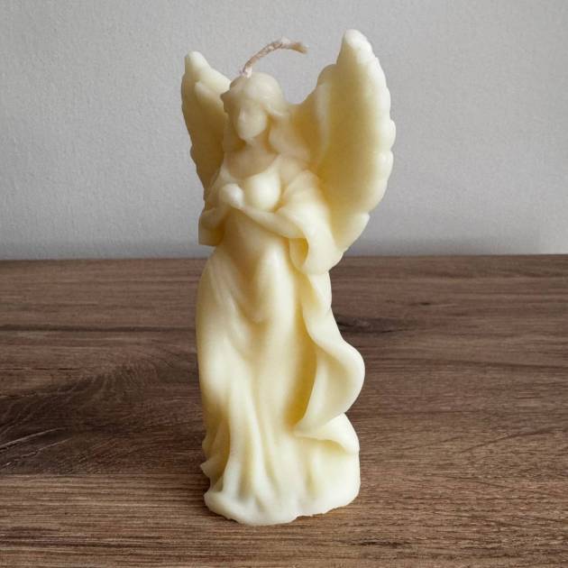 Anioł z rozpostartymi skrzydłami