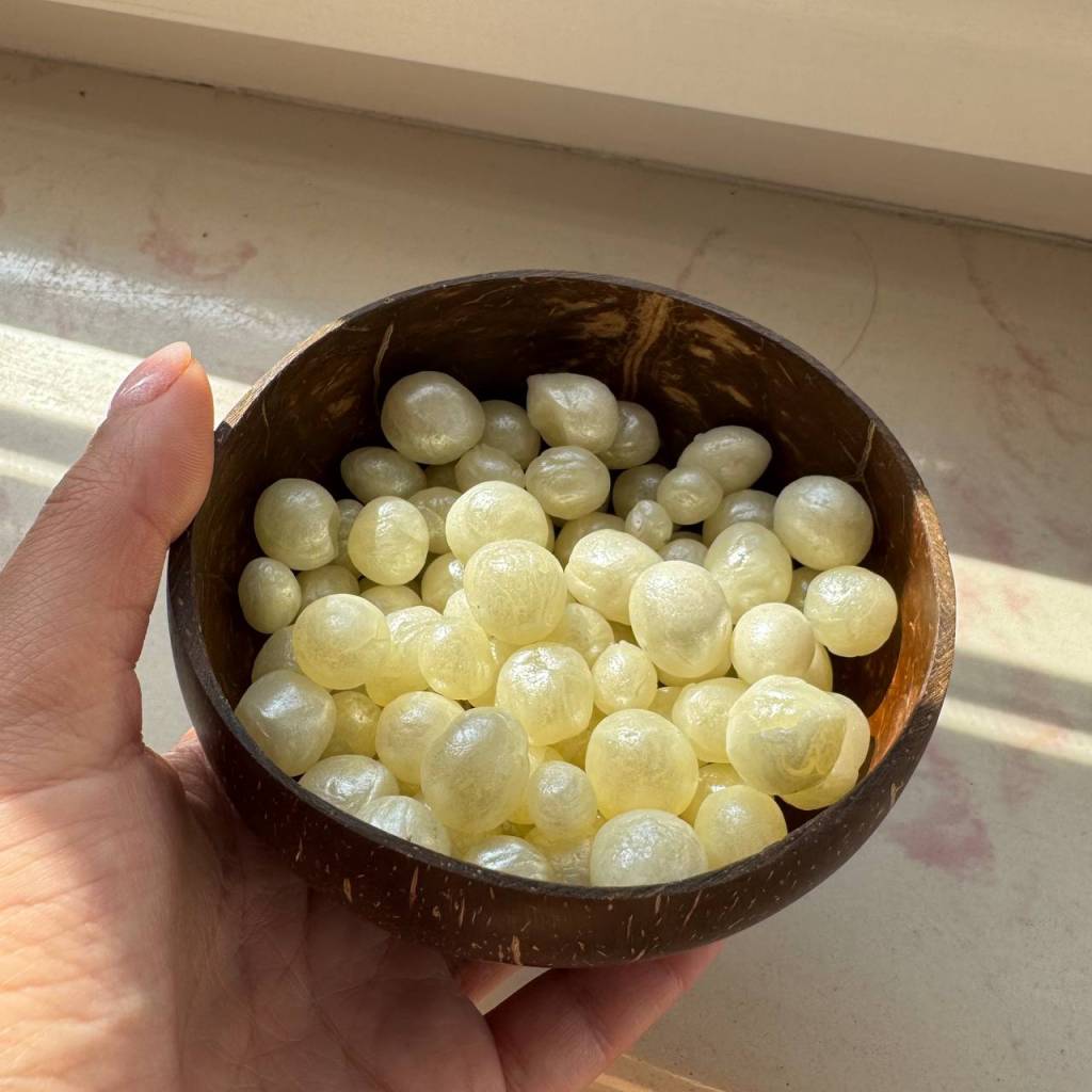 Świeca z pereł w kokosie