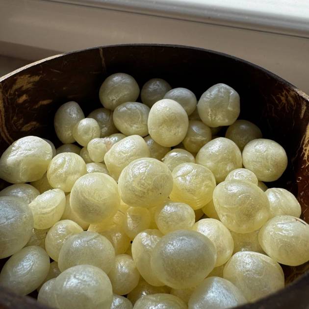 Świeca z pereł w kokosie