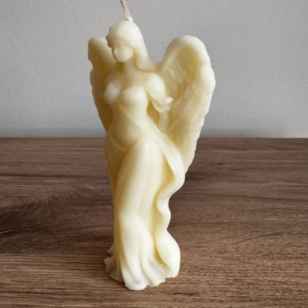 Anioł ze złożonymi skrzydłami