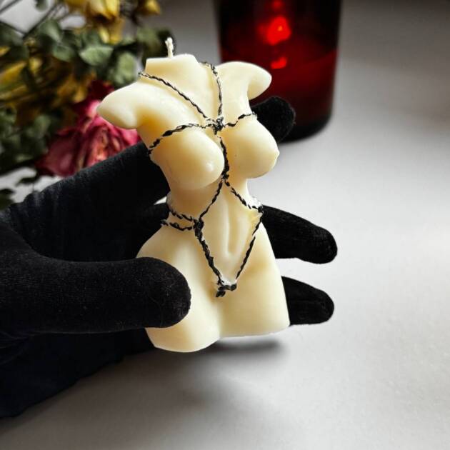 Świeca dekoracyjna Kobiece ciało – Shibari czarna
