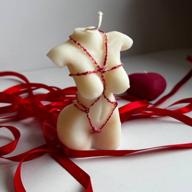 Kobiece ciało shibari